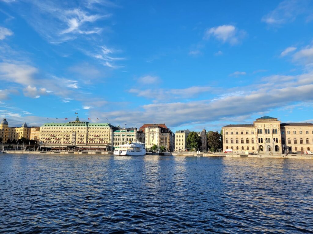 Vista de Estocolmo desde el agua.
Estocolmo la capital de suecia es una ciudad fascinante con hermosos paisajes